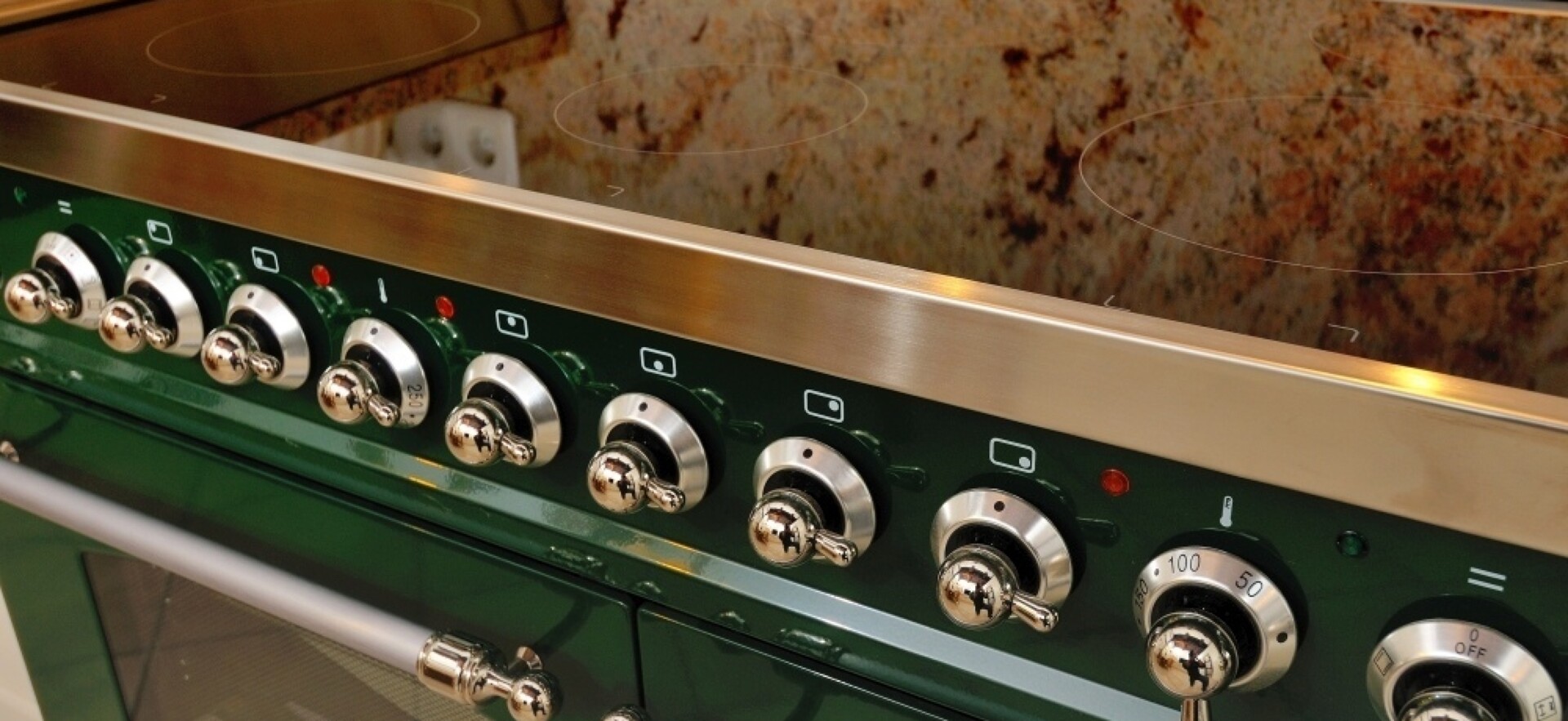 Range Cooker sind mit mindestens zwei Backöfen oder verschiedenen Garräumen ausgestattet.