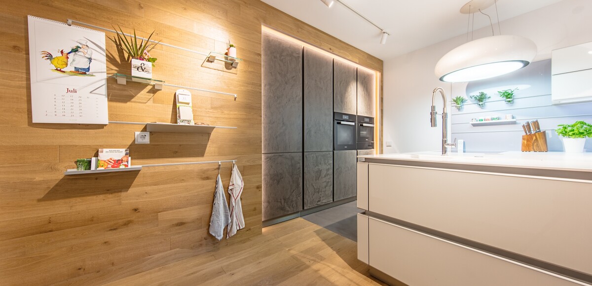 Wandverkleidung aus Holz als Pendant zur modernen Küche